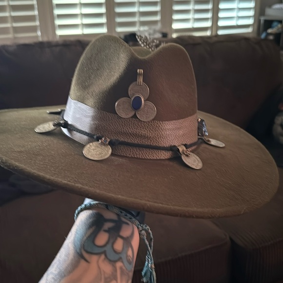 Beautifully handmade green feather hat - Picture 1 of 5